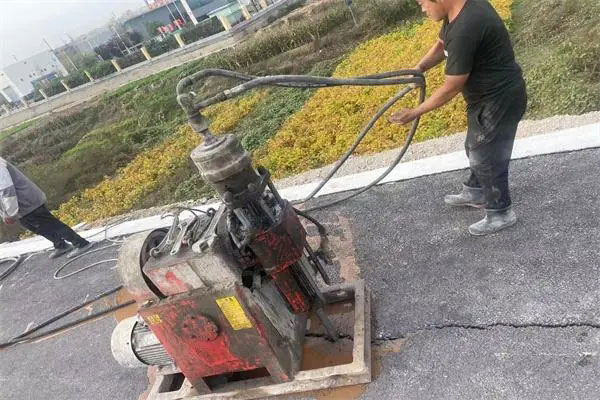 宕昌马路面下沉注浆加固